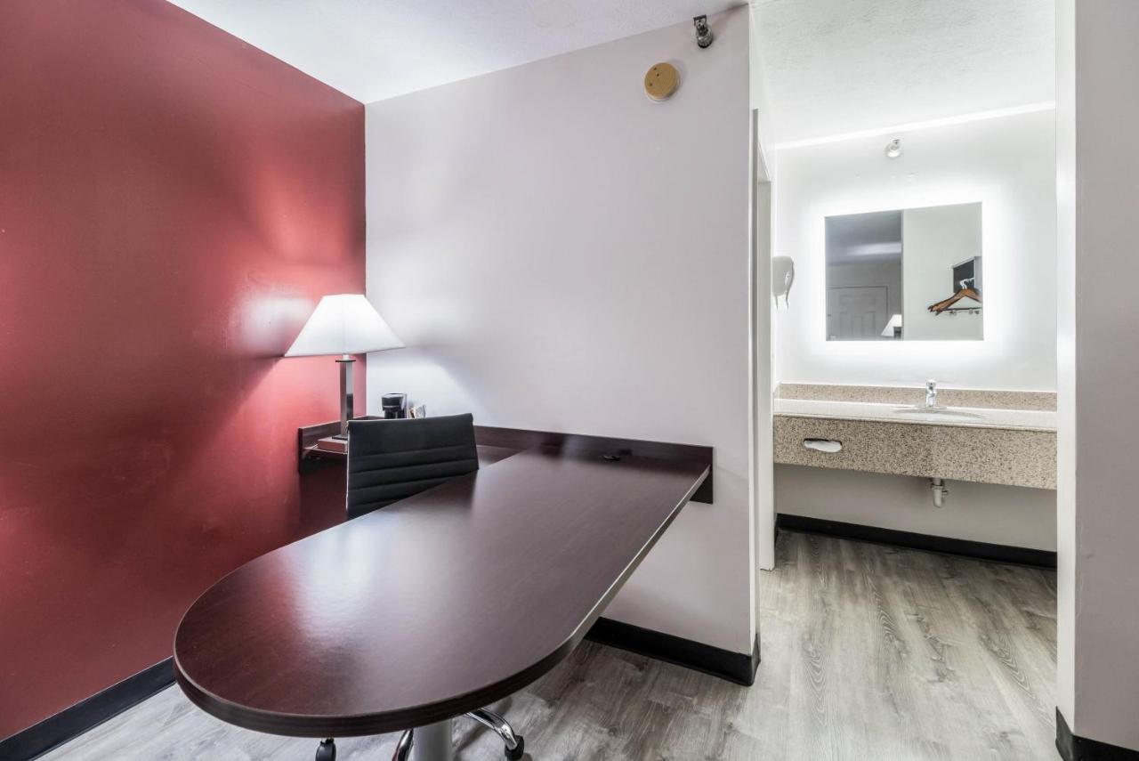 Red Roof Inn Cadiz Bagian luar foto